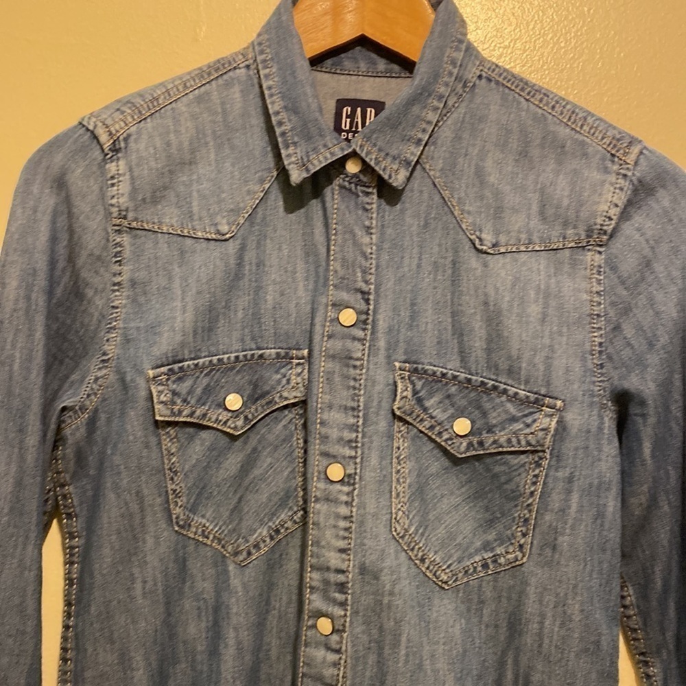 Gap 100% cotton snap button denim shirt . Size Xs. New. No tags - Picture 2 of 8
